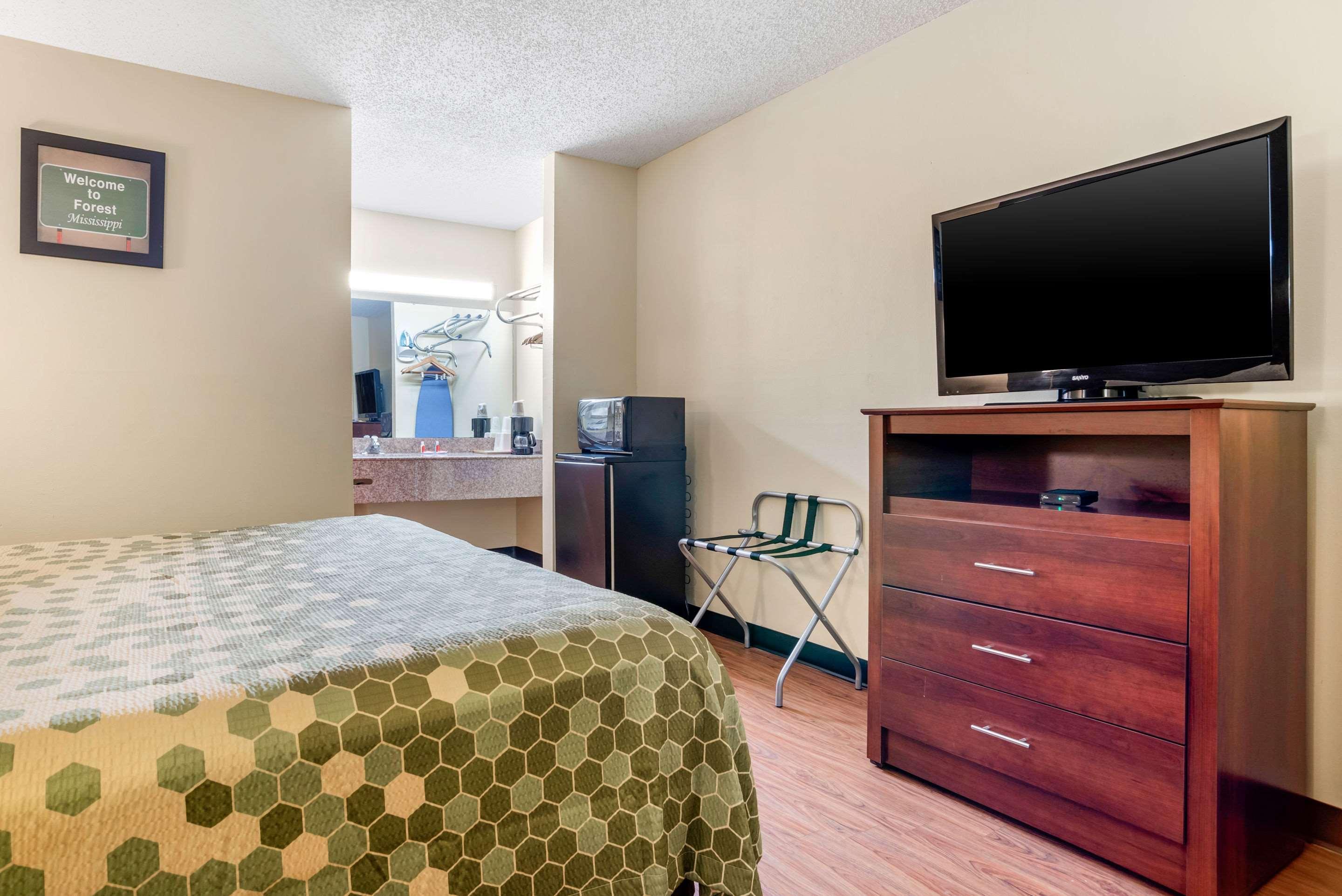 Econo Lodge Inn & Suites Forest Eksteriør bilde