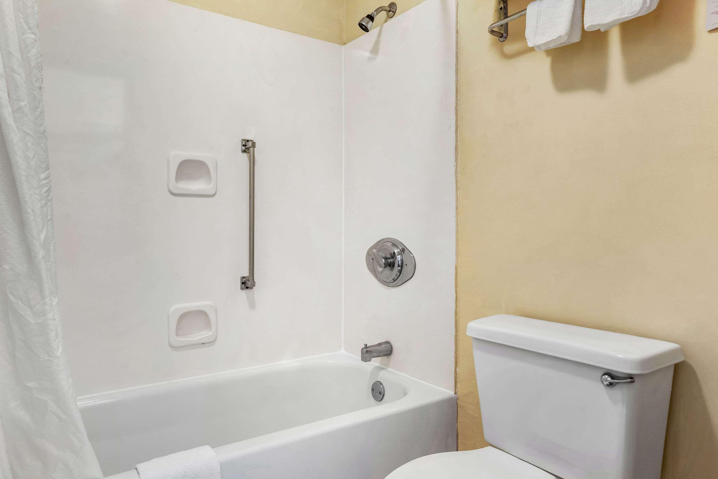 Econo Lodge Inn & Suites Forest Eksteriør bilde