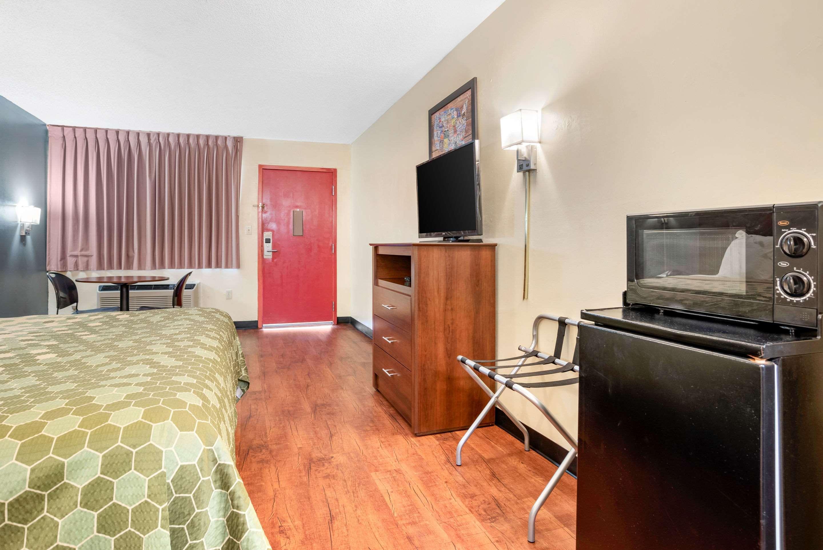 Econo Lodge Inn & Suites Forest Eksteriør bilde