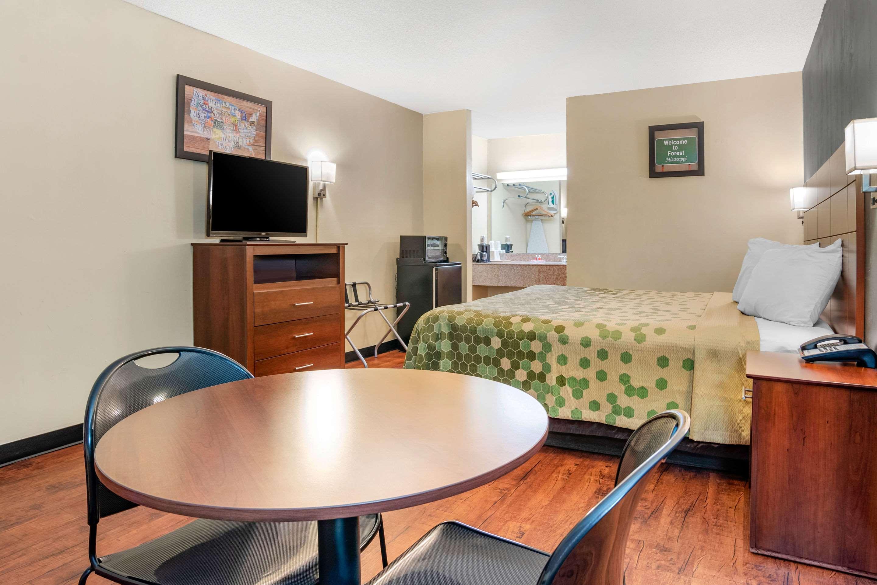 Econo Lodge Inn & Suites Forest Eksteriør bilde