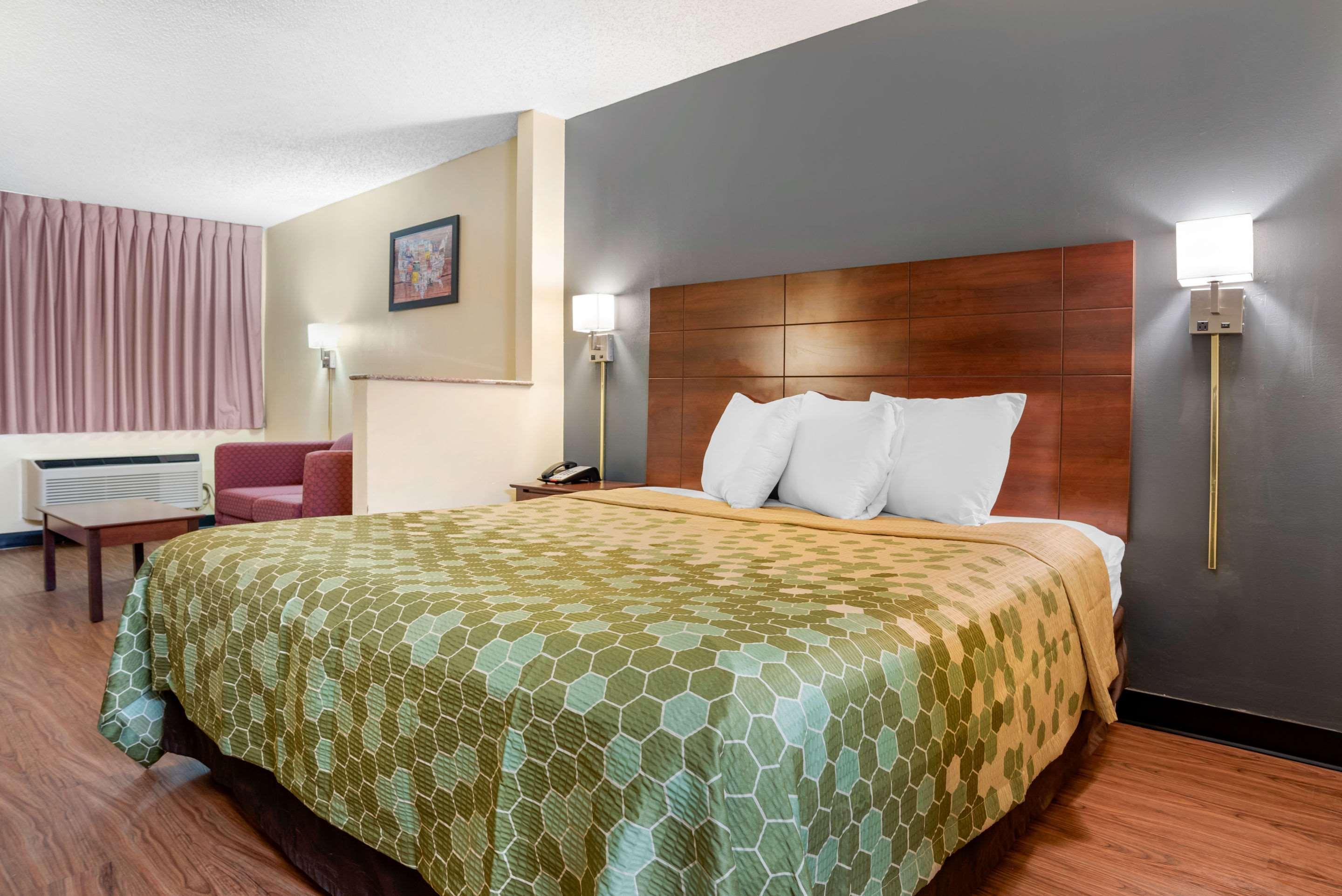 Econo Lodge Inn & Suites Forest Eksteriør bilde