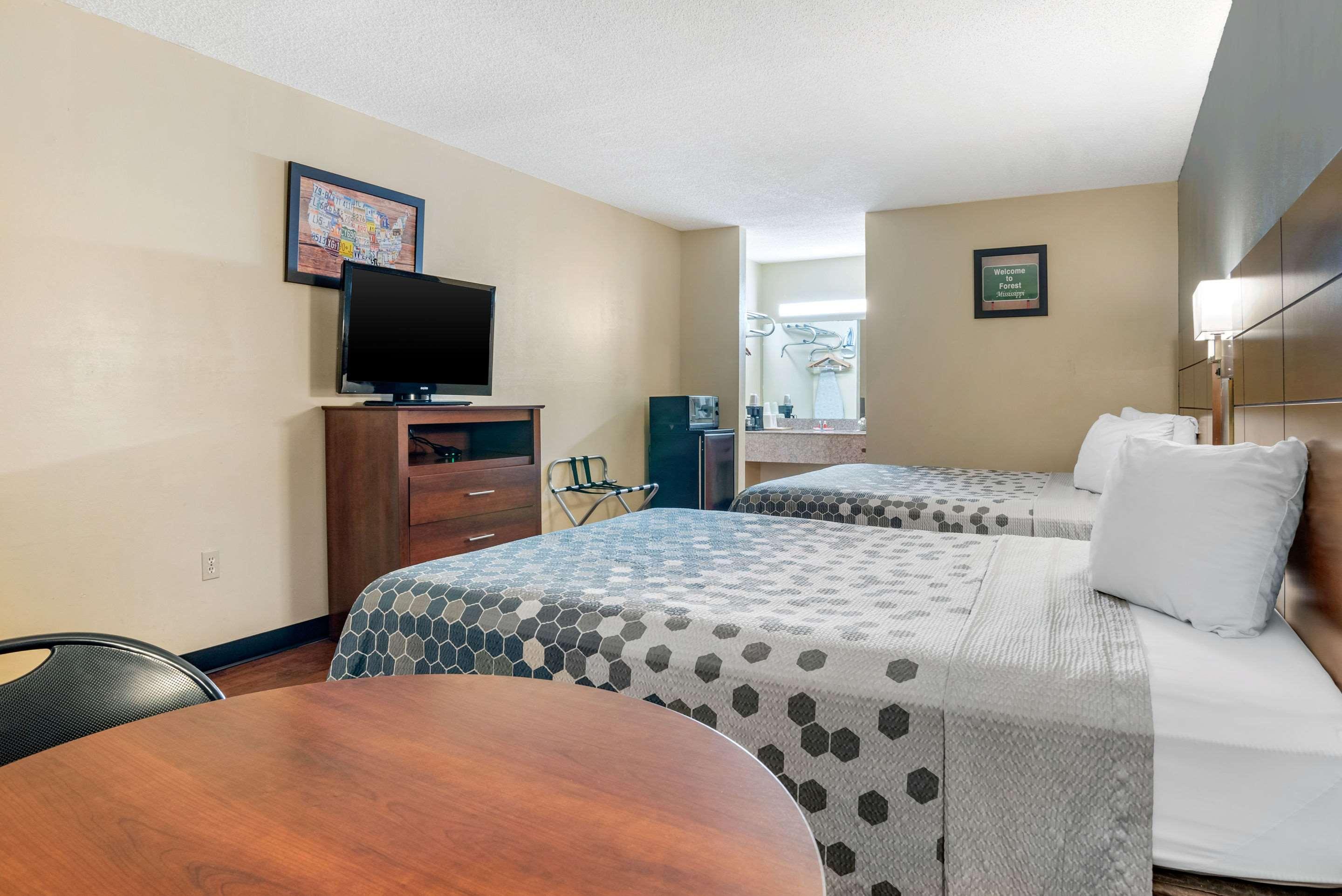 Econo Lodge Inn & Suites Forest Eksteriør bilde