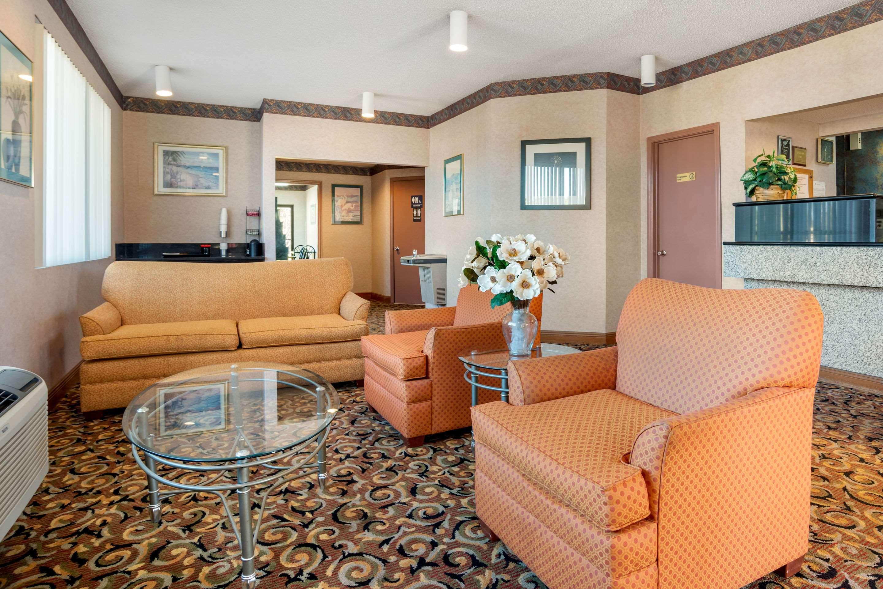 Econo Lodge Inn & Suites Forest Eksteriør bilde