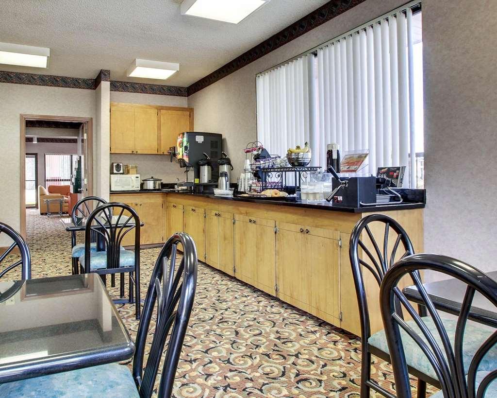 Econo Lodge Inn & Suites Forest Restaurant bilde