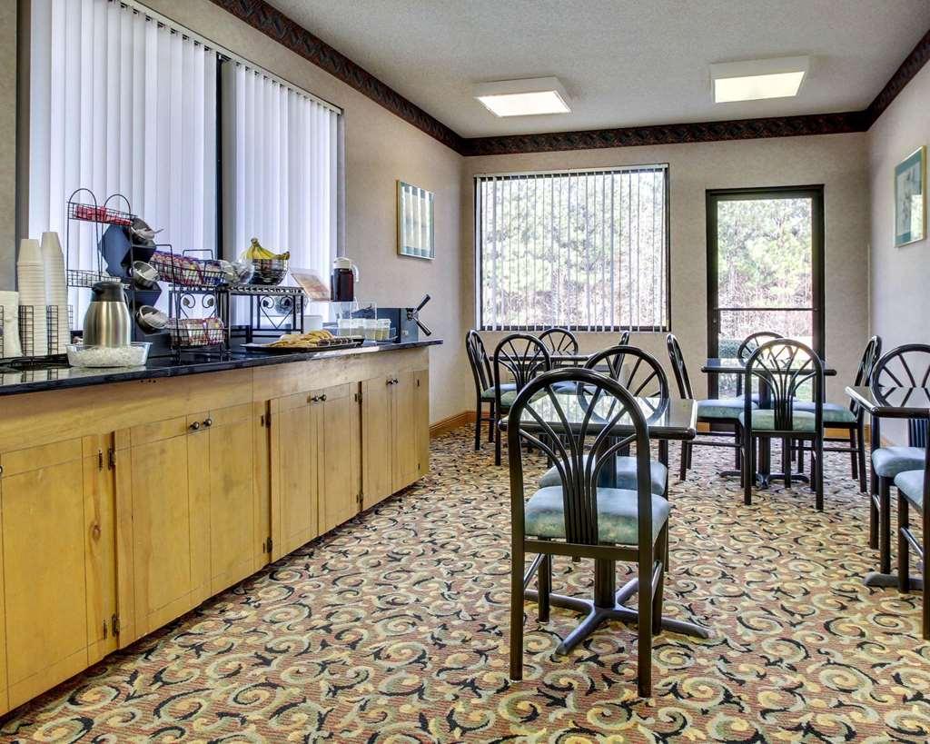 Econo Lodge Inn & Suites Forest Restaurant bilde